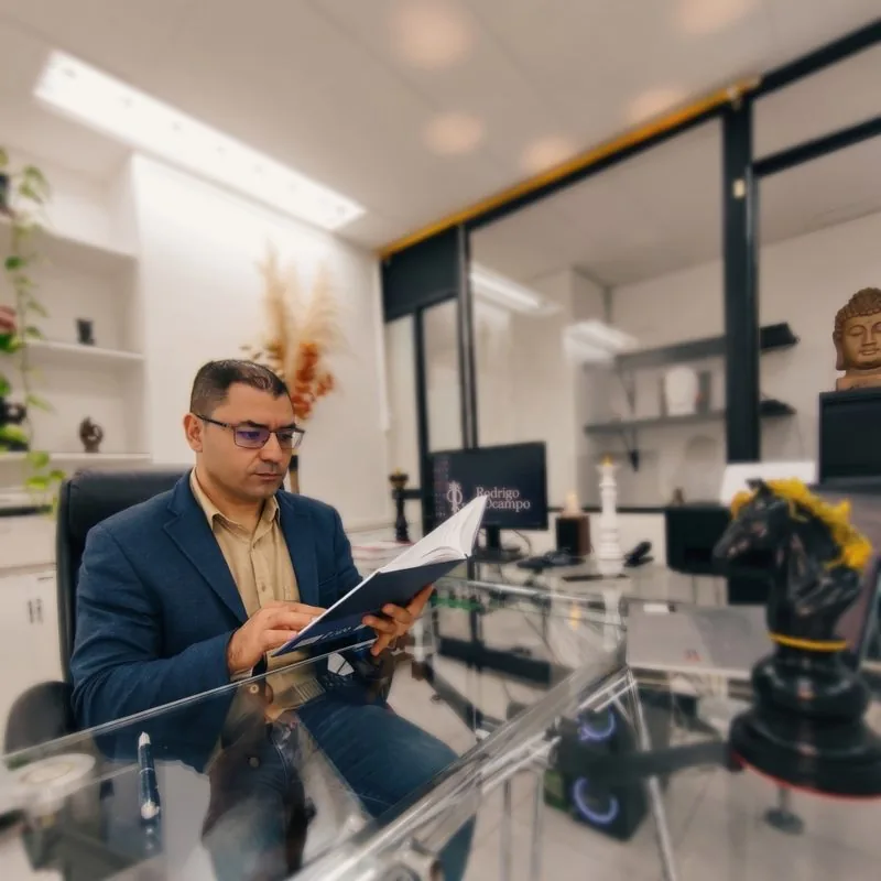 Rodrigo Ocampo, abogado de Enrolegal, en su oficina de Medellín